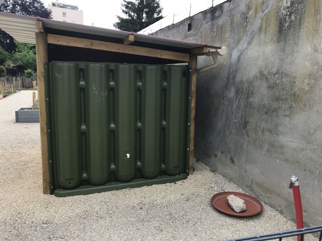 cabane dont les murs récupèrent l'eau de pluie