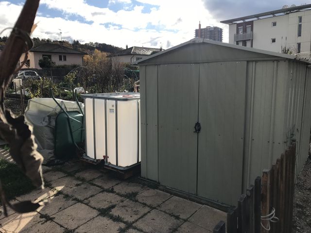 cabane en métal et sa cuve de 1000 litres