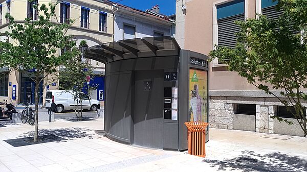 Sanisette située sur la place de l'Hôtel de Ville