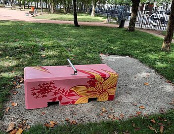 Banc en béton rose avec des fleurs - Agrandir l'image, .JPG 1 MB (fenêtre modale)