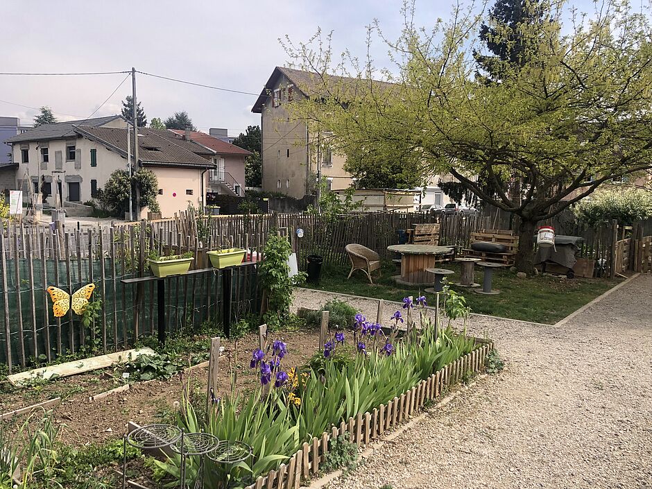 jardin de 15 m² et vue sur l'espace convivial