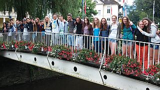 Groupe de jeunes sur un pont à Gaggenau (Allemagne) 2016 - Agrandir l'image, .JPG 3 MB (fenêtre modale)