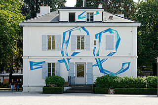 cette façade arbore les deux lettres ‘’ée’’, référence aux lettres finales du prénom de l’artiste, mais aussi hommage à Aimée Stitelmann.