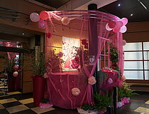 Décorations octobre rose 2020 sur la banque d'accueil de l'état civil - Agrandir l'image, .JPG 4,0 MB (fenêtre modale)