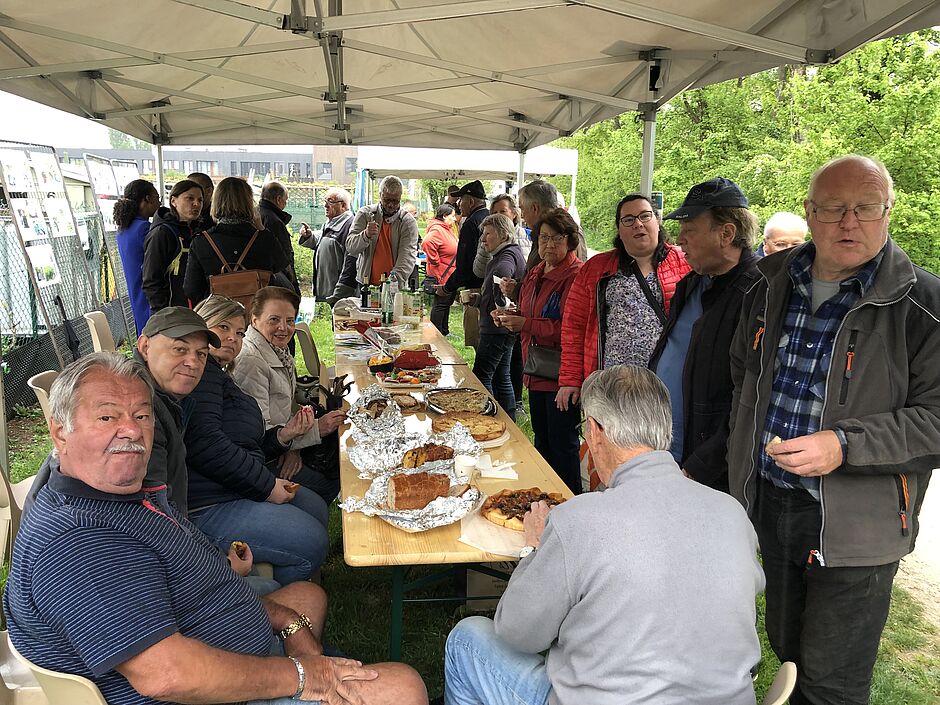 personnes assises autour d'un vin d'honneur